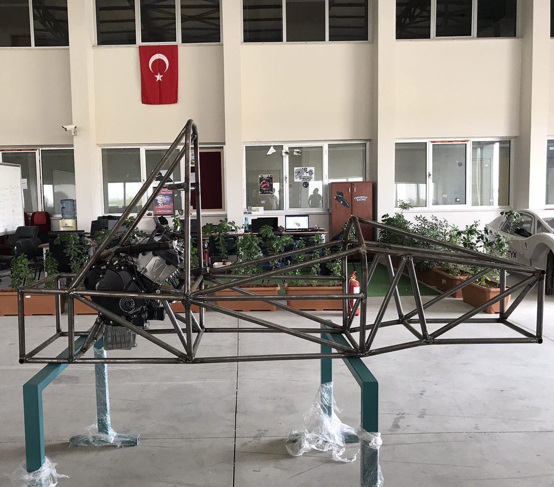 CukurovaRacing's tweet photo. #ÇukurovaRacing #Çukurova #Türkiye #formulaAta #fsae #FormulaStudent #Adana #İtalya #chassis #şase https://t.co/cA0WF2WD1A