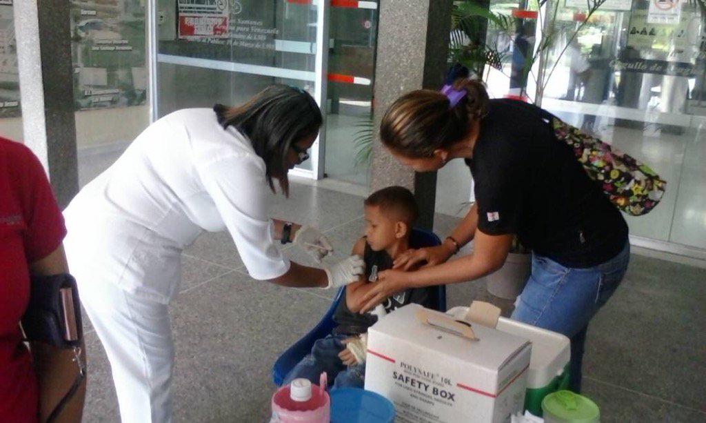 aleman_ara's tweet photo. EN #ARAGUA | Jornada de Vacunación de las Américas en Hospital Los Samanes. @LuisLopezPSUV @CarylBertho https://t.co/1eA8Si94HB
