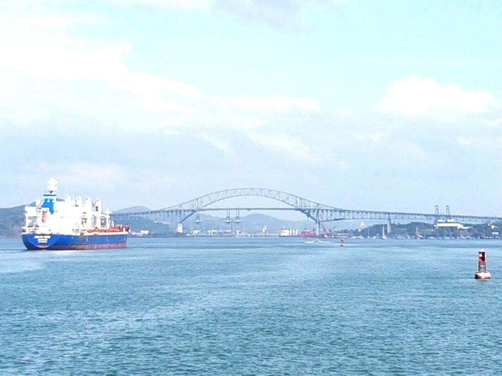 Vista de barco cruzando nuestro Canal con el Puente de las Américas en el fondo, bajo el cielo azúl. #foto por <a href="/IsabelDK8/">Isabel Damian</a> #Panamá