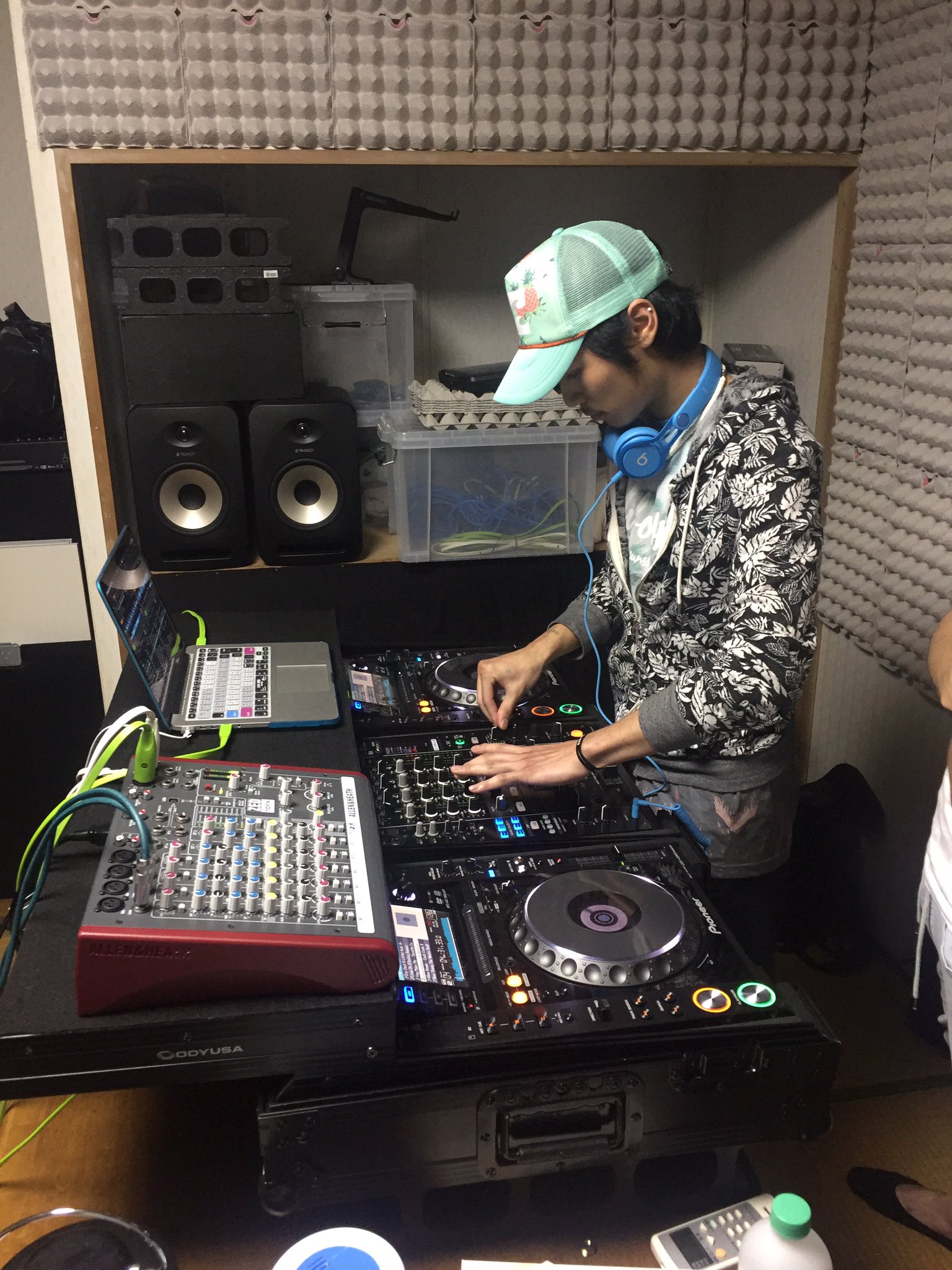 K Dj Takafumi Takafum0042 体験入学生 に先輩djとしてお手本をお披露目中です 機材環境も充実しておりますので Djやってみたい方 又は 見るだけ見てみたい方 ぜひご気軽にご連絡ください 千葉 成田 Djスクール クラブ Edm T Co