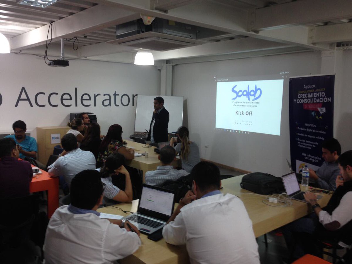 AppscoCali's tweet photo. @AppscoCali inició su taller empresarial en @PluralDNA con @andreherca https://t.co/6o5cYd96M1