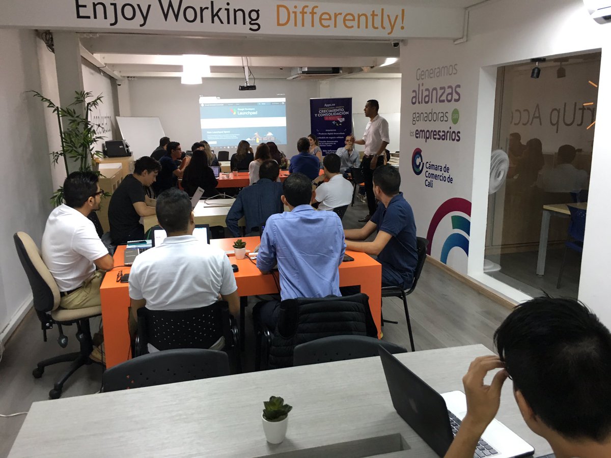 AppscoCali's tweet photo. @AppscoCali inició su taller empresarial en @PluralDNA con @andreherca https://t.co/6o5cYd96M1