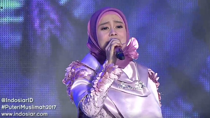Indosiar's tweet photo. Duet keren dari @Lesti_Jenong_DA dan Aulia DA 4 nyanyi Kejora, setuju nggak kalau penampilan mereka keren? #PuteriMuslimah2017 https://t.co/epO00I38Aj