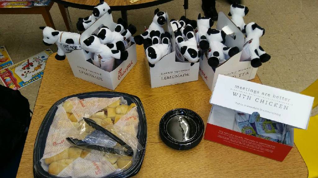 ArkMemphis's tweet photo. Thanks to Mr. Brandon Jackson, Director of Guest Experience, Chick Fil -A Germantown, for being our guest speaker.Excited to hear him share https://t.co/8u65DQlHFl