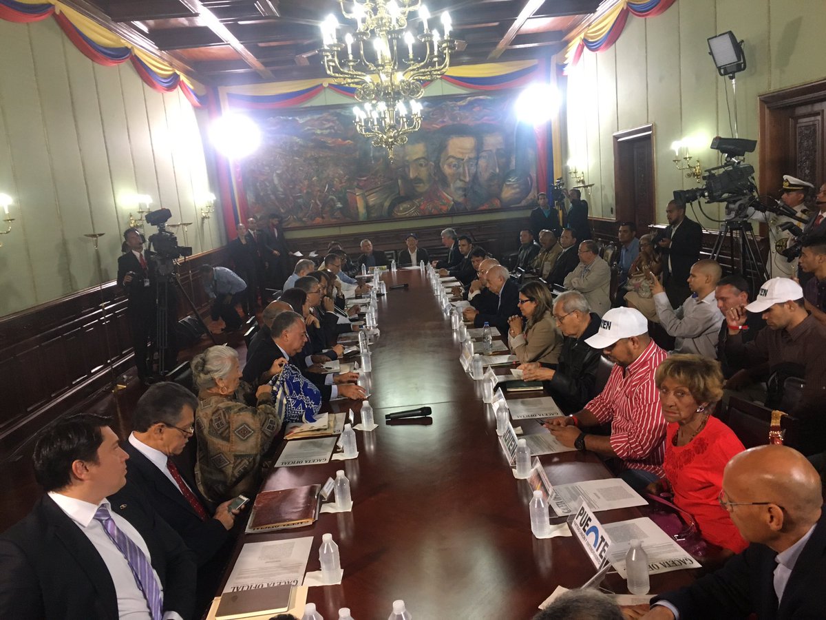 VillegasPoljak's tweet photo. Comisión Constituyente dialoga en Miraflores con  partidos de oposición venezolanos #HablandoSeEntiendeLaGente https://t.co/SUOqX0UTVZ