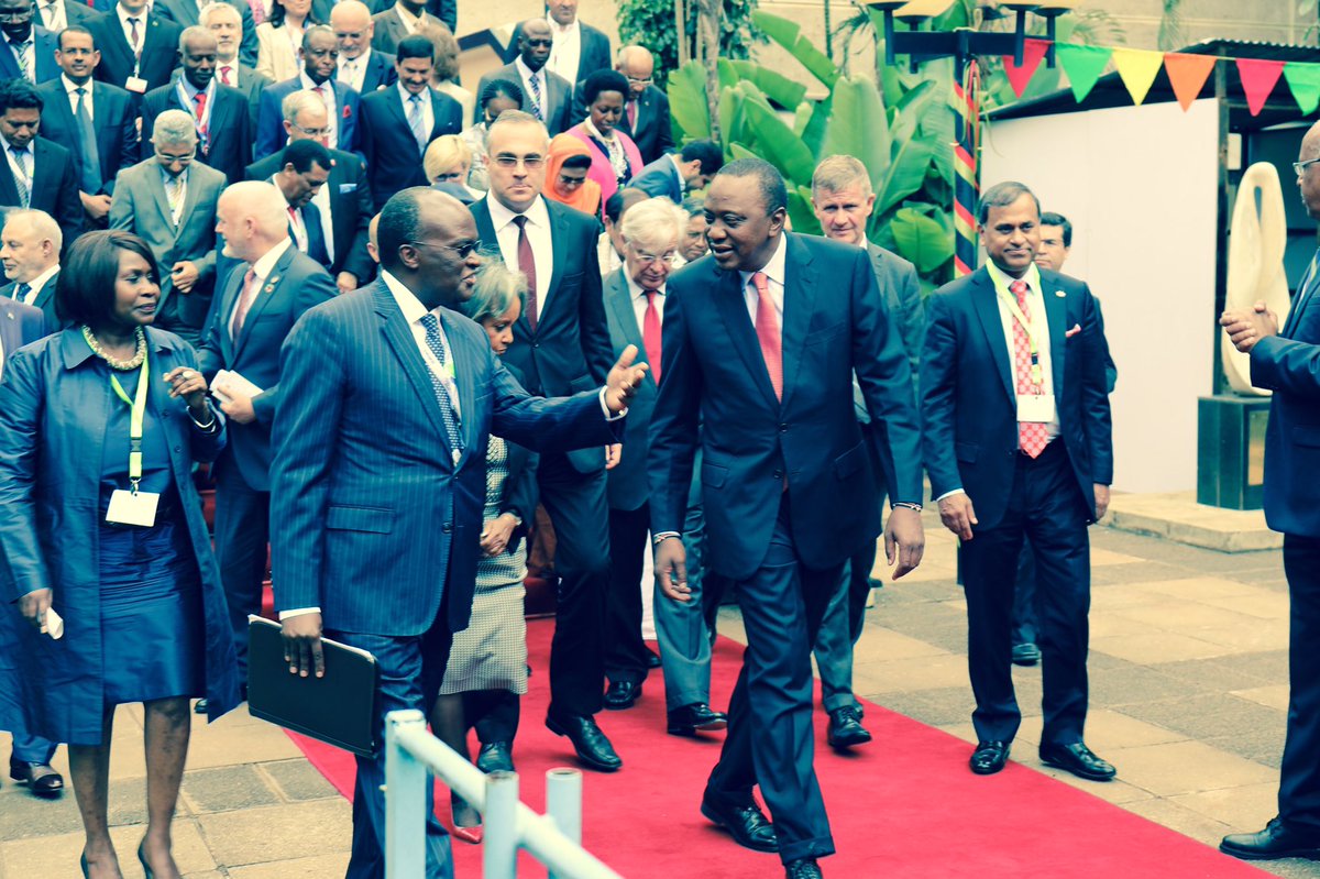 JudiWakhungu's tweet photo. President @UKenyatta meets young delegate at 26th Session of @UNHABITAT Governing Council in Nairobi. @JamesMacharia_ @Environment_Ke #GC26 https://t.co/9mvukQOEht
