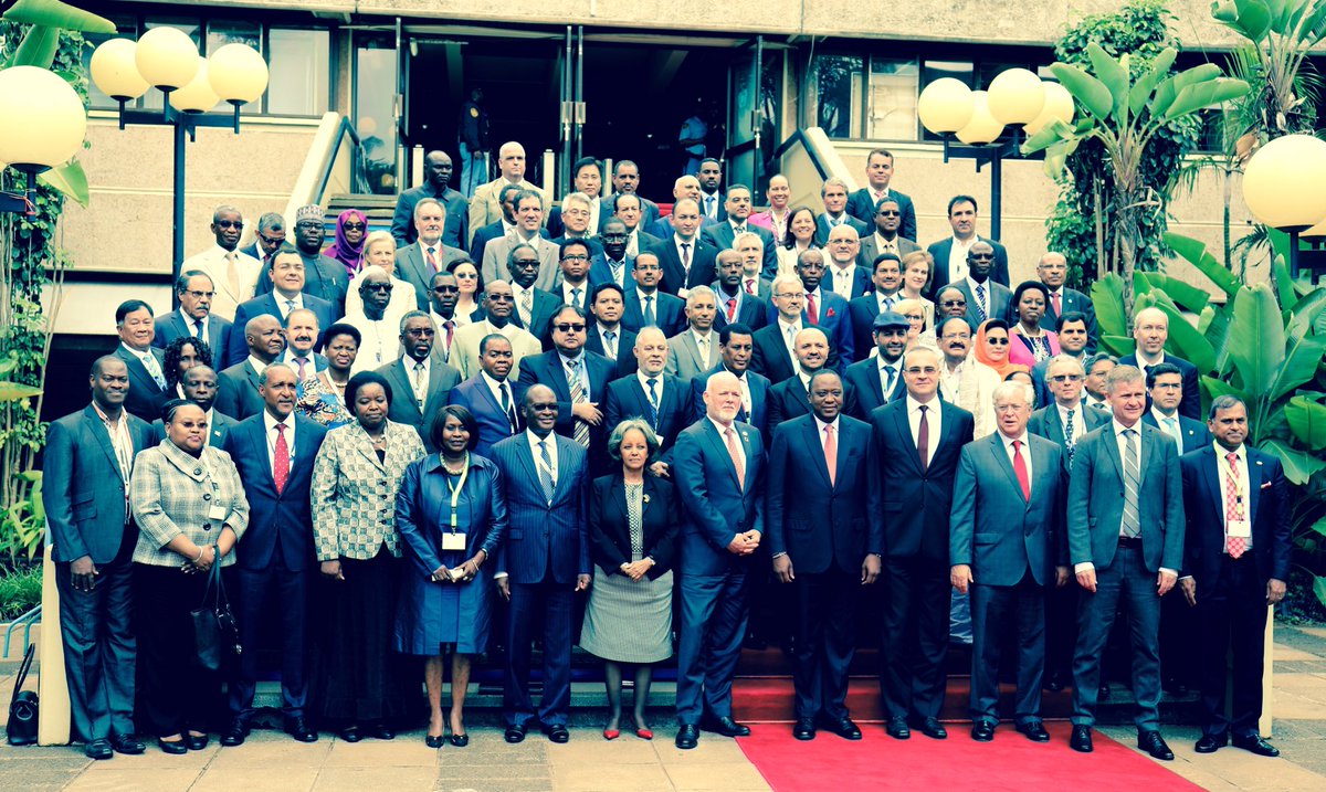 JudiWakhungu's tweet photo. President @UKenyatta meets young delegate at 26th Session of @UNHABITAT Governing Council in Nairobi. @JamesMacharia_ @Environment_Ke #GC26 https://t.co/9mvukQOEht