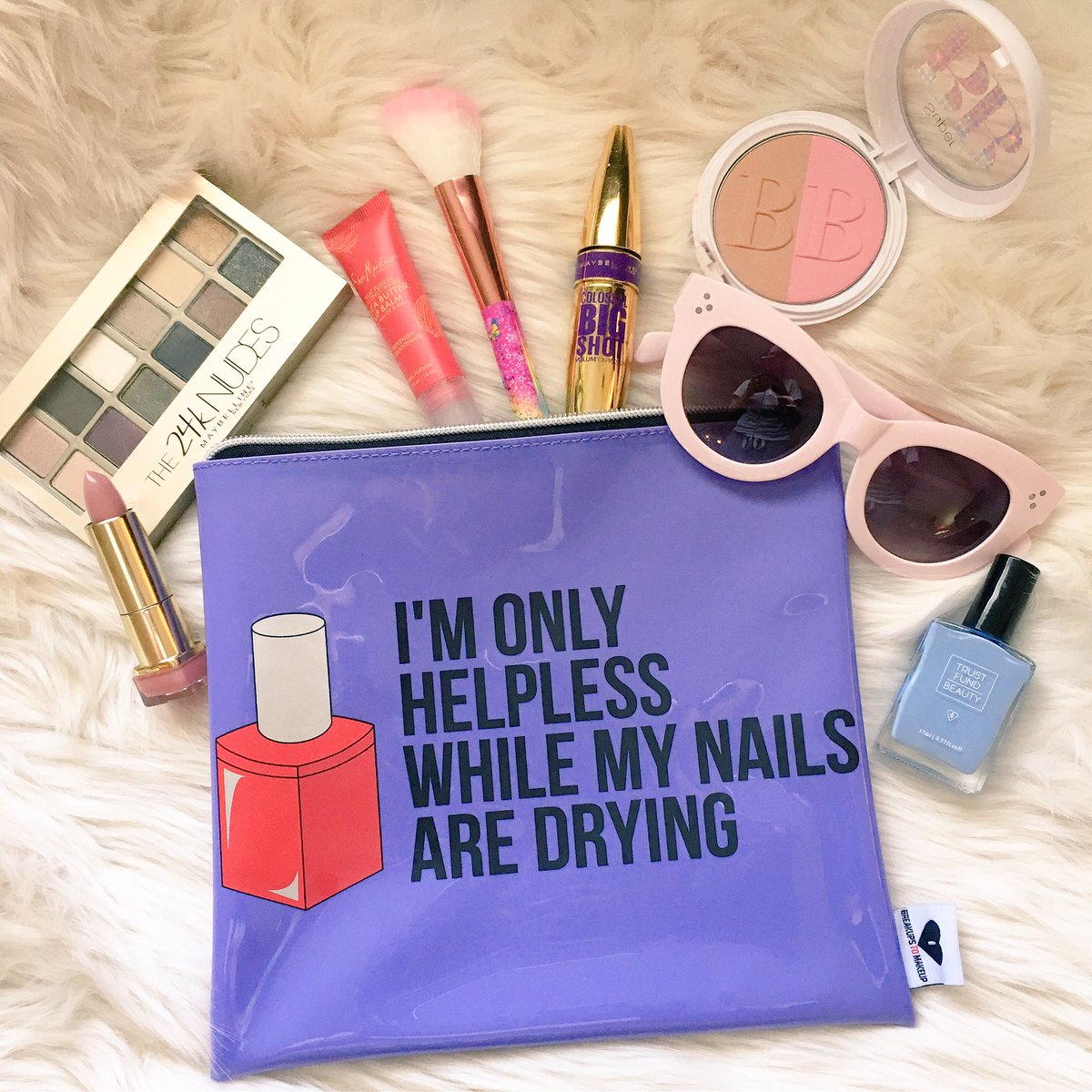 Meli_SweetStyle's tweet photo. @breakups2makeup reminding me it's #ManiMonday #breakups2makeup  #makeup #beauty #bbloggers #beautyblogger #motd https://t.co/1ZvZa6b66e
