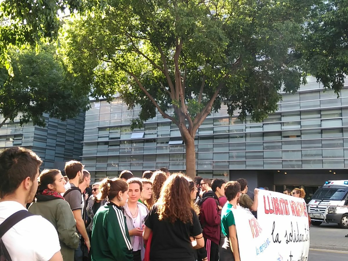 ,,DETINGUDES LLIBERTAT! Si ens toquen a una ens toquen a totes. L'ofensiva continua!