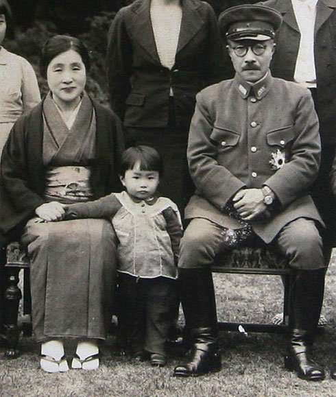 ImperialTojo's tweet photo. Me and my beautiful family! https://t.co/yRQEa52ce2