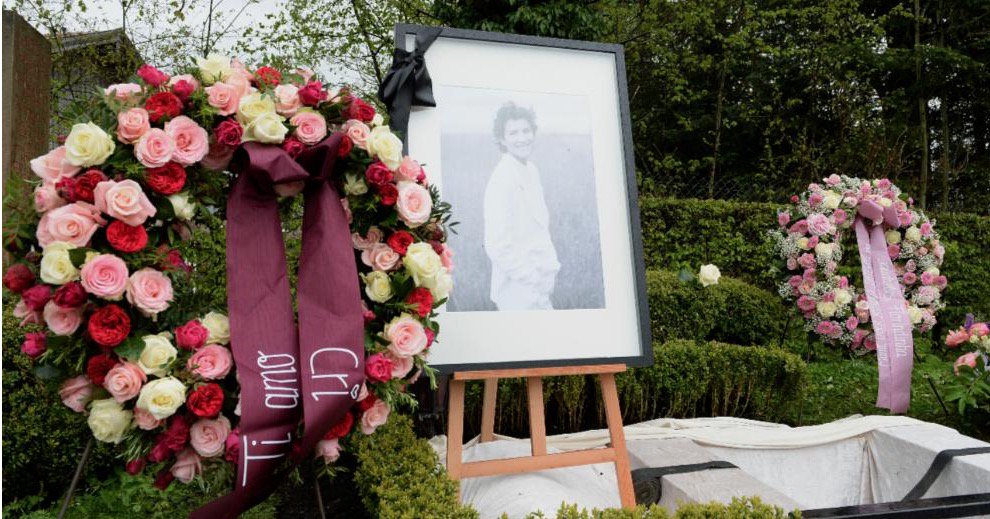 Bild Munchen On Twitter Sie War Das Paradies Auf Erden Bewegender Abschied Von Sonia Bogner Beerdigung Friedhof Https T Co Vtq6u5joxr Https T Co 9vm3l9asoy