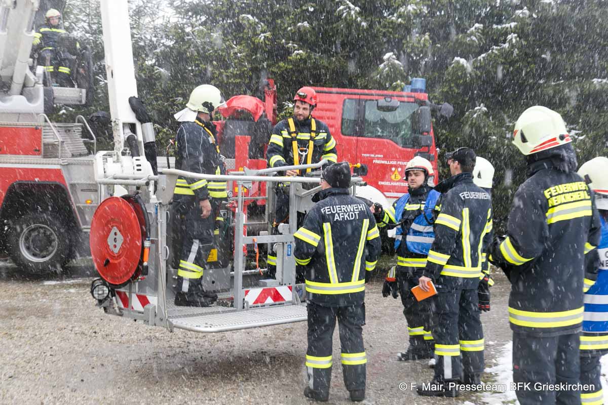 Abschnittsübung der FF St. Agatha
neukirchner-feuerwehr.at/index.php/aktu…