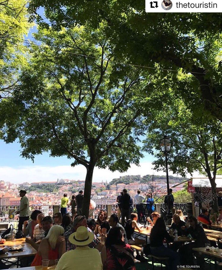Qui s'ennuie des belles journées ensoleillées pour terrasser comme au Portugal? Courage ça s'en vient! 🇵🇹☀️