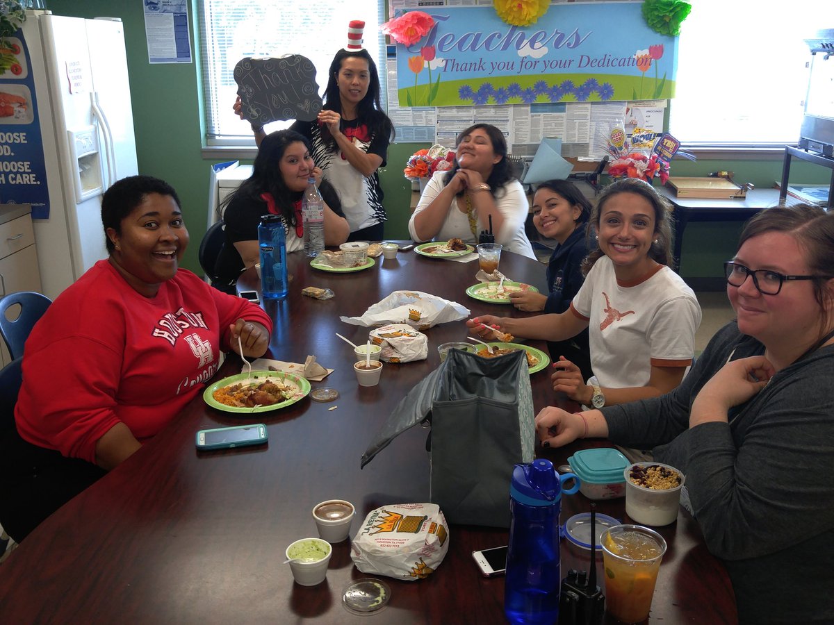 CrockettES's tweet photo. Lunch Time. @HoustonISD @HISD_Supe #TeacherAppreciationWeek2017 #hisdheros #ThankATeacher https://t.co/pC6U2D7mvs