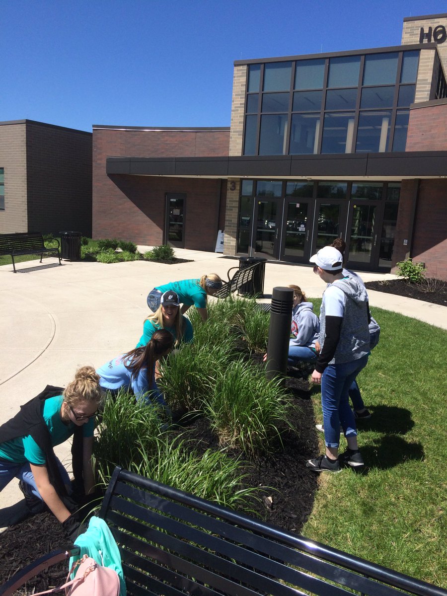 CHSTigerPride's tweet photo. Proud of how hard our CHS students are working today as part of "Student Give Back Day" #makingpickawaybetter #sgbd2017 https://t.co/MSKUT2ZKiV
