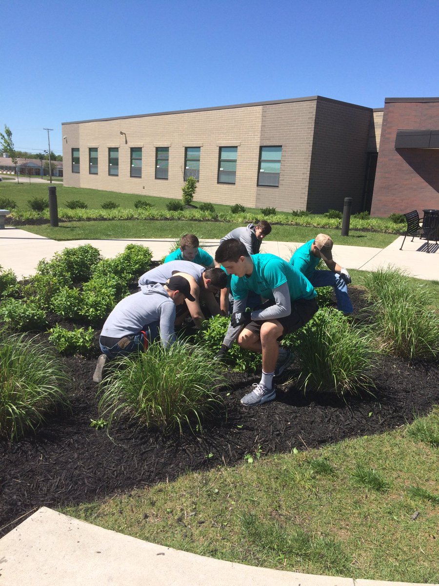 CHSTigerPride's tweet photo. Proud of how hard our CHS students are working today as part of "Student Give Back Day" #makingpickawaybetter #sgbd2017 https://t.co/MSKUT2ZKiV