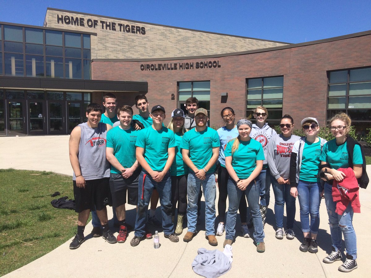 CHSTigerPride's tweet photo. Proud of how hard our CHS students are working today as part of "Student Give Back Day" #makingpickawaybetter #sgbd2017 https://t.co/MSKUT2ZKiV