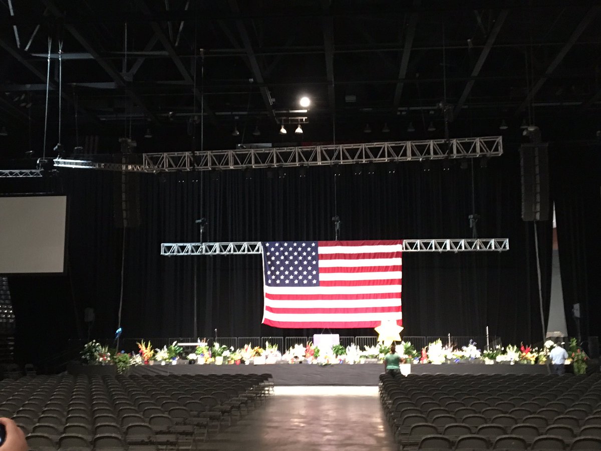OmahaPolice's tweet photo. Saying goodbye to a hero. Deputy Mark Burbridge. Rest in eternal peace, Brother. #hero #Burbridge #opd OPDLtScott https://t.co/T2wQebZATY