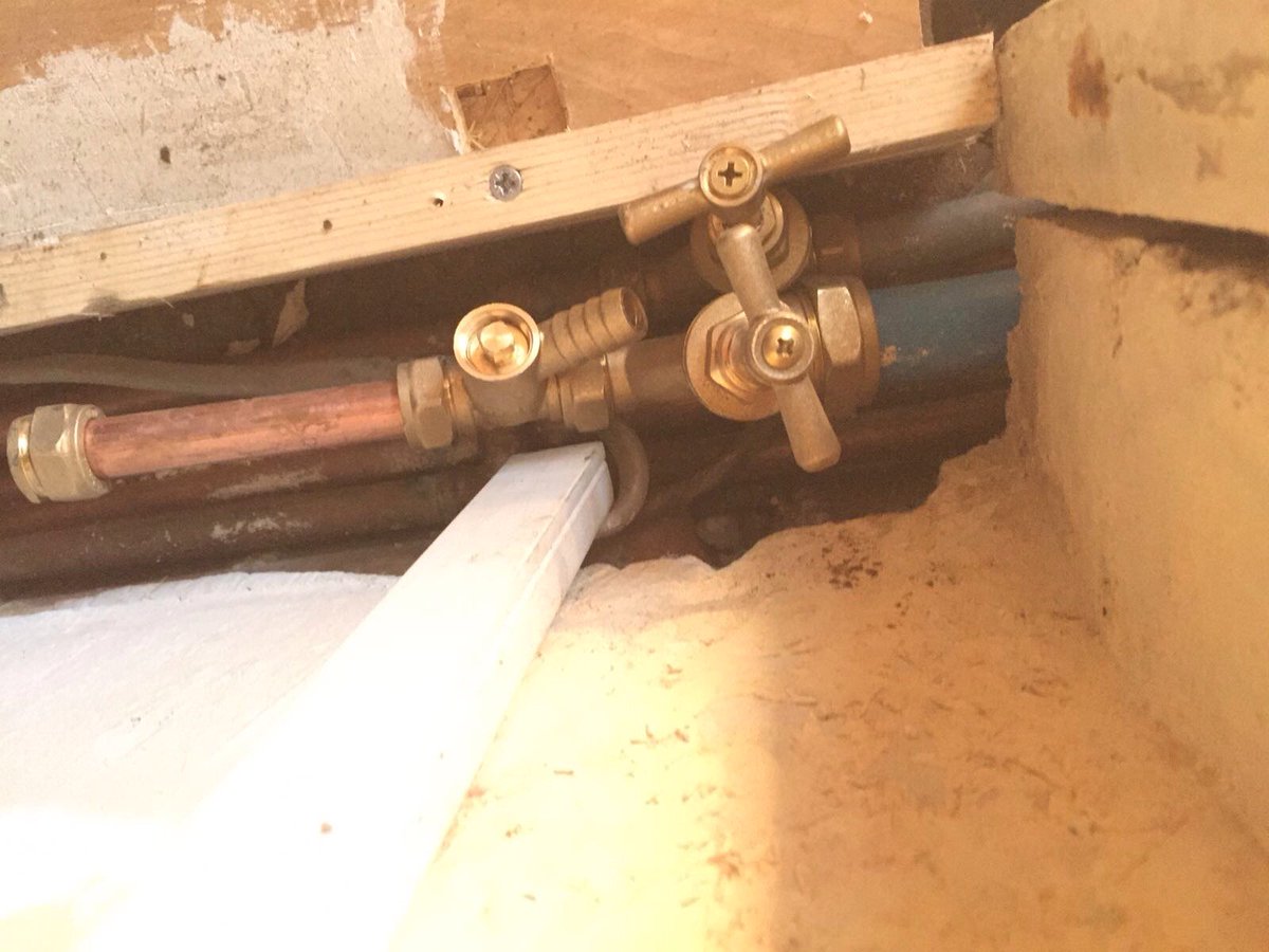 PipelineServic's tweet photo. A great day for a #leadreplacement in #MANCHESTER. The customer is very happy with the work and now awaits connection by #UNITEDUTILITIES https://t.co/ITtTG9yolo