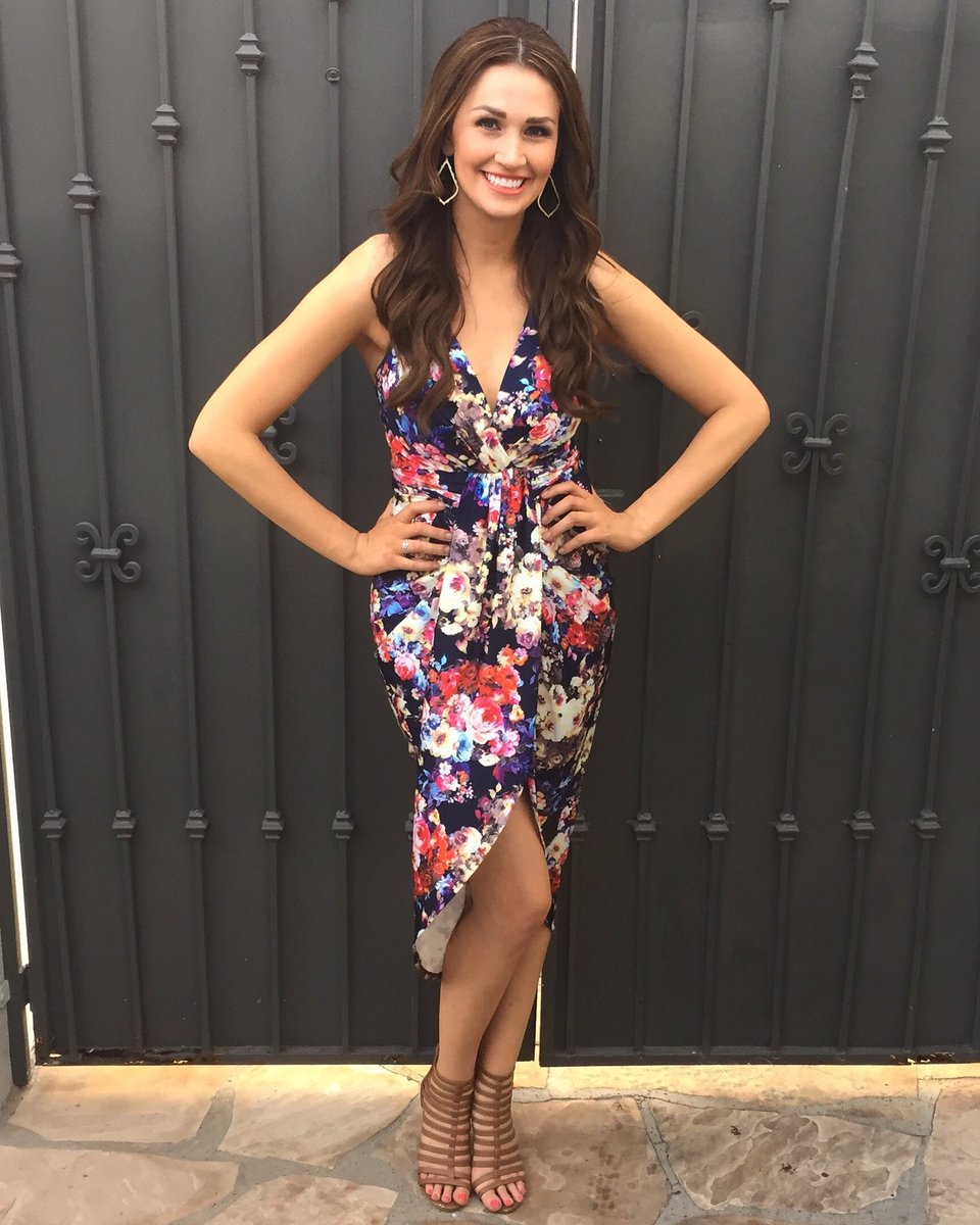 MissAmericaAZ's tweet photo. The cutest & comfiest dress from @JunkyTrunkBAZ!! Finding every excuse I can to wear this everywhere I go! #JunkyTrunk #MissArizona https://t.co/VOdJjMtyPE
