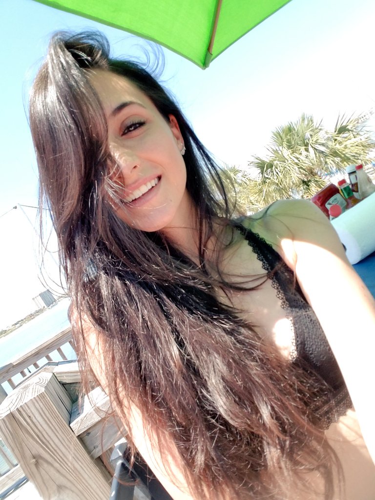 _BrunetteBroad_'s tweet photo. Happy life, High life 🦄🍁☀🍹😊🏝 https://t.co/Psx1kilF7P
