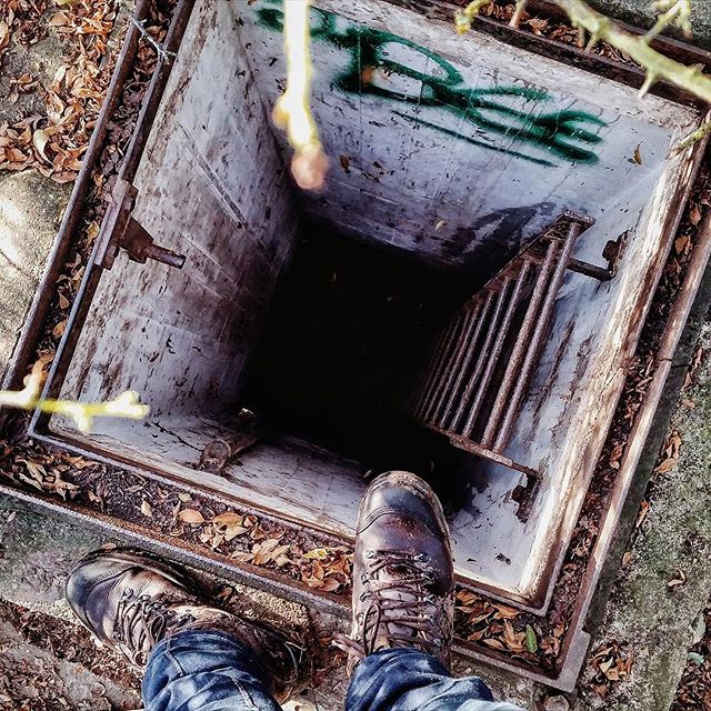 GoGeocaching's tweet photo. #MotivationMonday! A #WWII bunker is now a D/T5 #geocache w/357 Fav points: https://t.co/TtIjOdNwB7 https://t.co/iiBA0qI1Bw