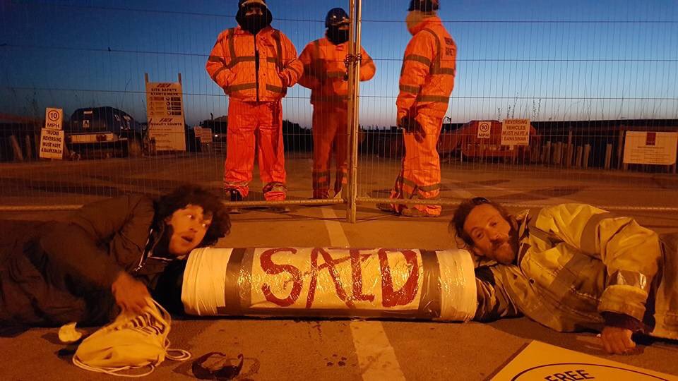Frack_Off's tweet photo. 12 person lock-on at Preston New Rd, Lancs. 12 hours on, still going strong! https://t.co/o7CKYJ7Ut4
#WeSaidNo #CommunityFightBack #Fracking https://t.co/zBJitSQgeZ