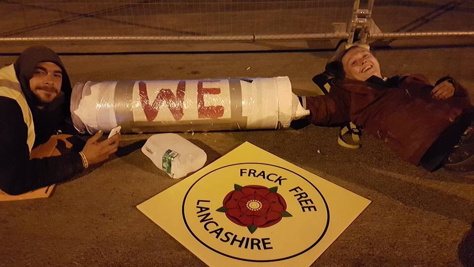 Frack_Off's tweet photo. 12 person lock-on at Preston New Rd, Lancs. 12 hours on, still going strong! https://t.co/o7CKYJ7Ut4
#WeSaidNo #CommunityFightBack #Fracking https://t.co/zBJitSQgeZ