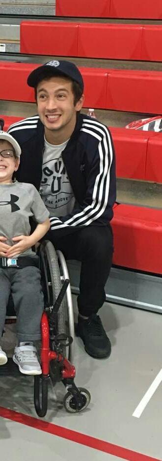 selftitledead's tweet photo. MIREN LO QUE ES TYLER COSITA TIERNA Y HERMOSA LO QUIERO PROTEGER DE TODO LO MALO #topBBMAs https://t.co/TJVQGjrpDS