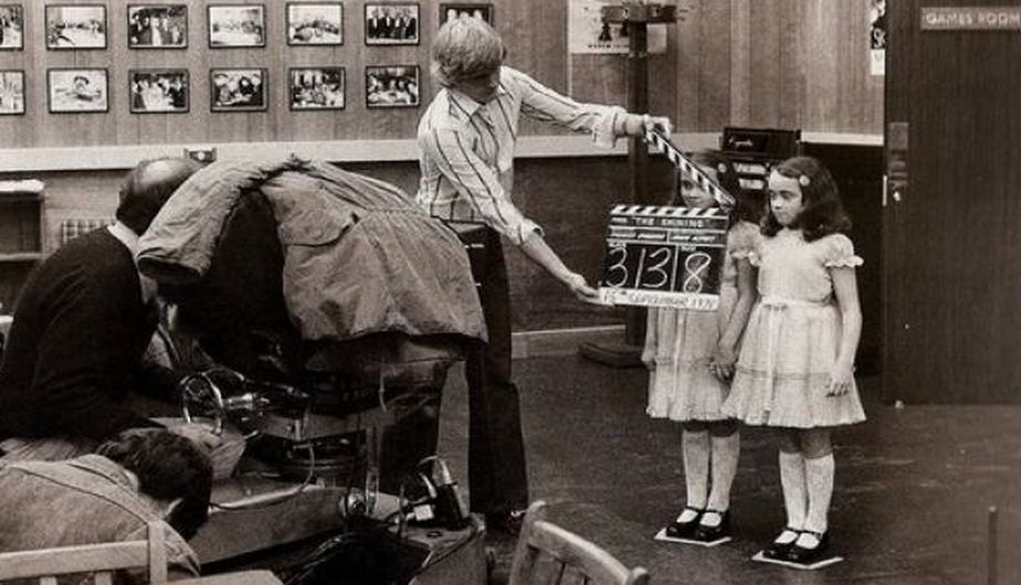 larecvideo's tweet photo. Las mellizas de #ElResplandor (1980) Louise y Lisa Burns en un #MakingOf de la icónica obra de @StephenKing dirigida por @StanleyKubrick https://t.co/XFoTscWiIs
