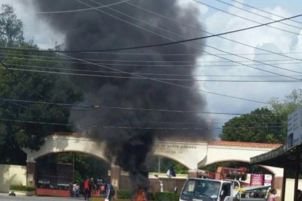 TonyMendezR's tweet photo. UASD protestas, libertad para Juan Compres, represión policial, estafa Pte. FED de visado.
Uff.!! Me recuerda los 12 años. noticias de 1980. https://t.co/qTFCfVOC45