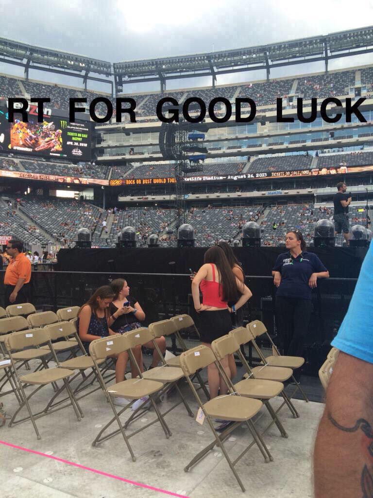 thinkingofhoran's tweet photo. I RETWEETED THIS AND NOW IM MEETING LIAM PAYNE TOMORROW IM CRYING https://t.co/x2JrTOCvEK
