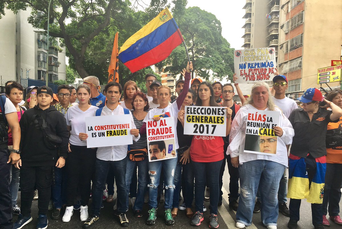 liliantintori's tweet photo. Desde la calle protestamos en paz por la libertad de nuestros familiares, los presos políticos venezolanos #VzlaDiceNOALaDictadura #DDHH https://t.co/BcKwW3Jgkq
