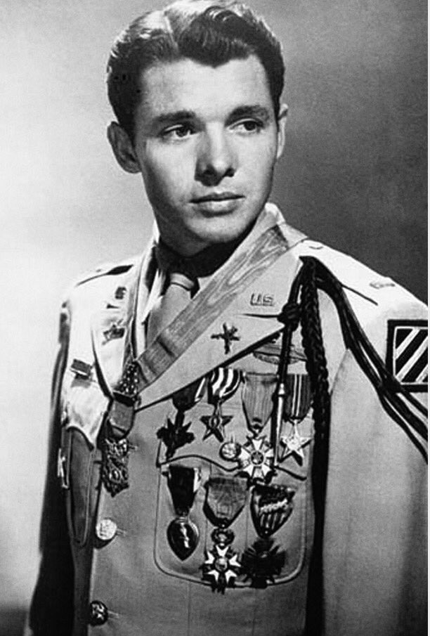 noteddie25's tweet photo. Through all my 33 medals, "Most popular western actor" was my favorite. https://t.co/t19Hlx0gmc