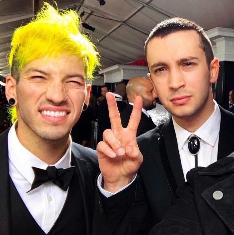 selftitledead's tweet photo. solo quiero pasar a recordarles este ICONICO DIA para que no se olviden  #topBBMAs https://t.co/PxQbSiH4mE