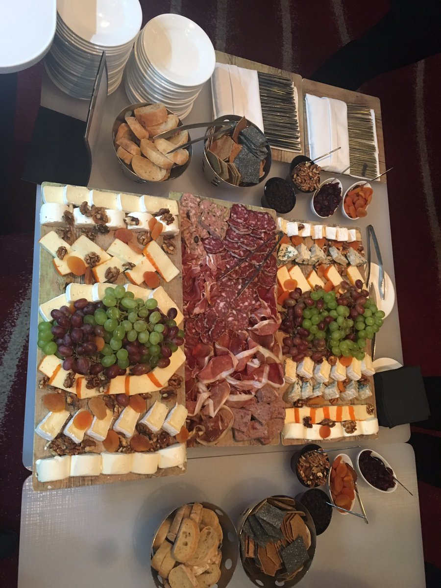 MoiTuit's tweet image. Drinks and food are ready at K2 booth! Come and chat about #LowCodeApps over a drink  #GartnerAADI