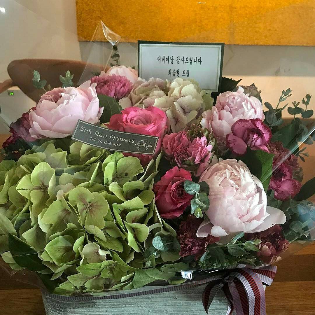 CHOIPLOYLO's tweet photo. 넌 항상 어린 아이일 줄만 알았는데 벌써 어른이 다 되었고..... #최승현 💕
(Happy Parent's Day)... you're so sweet my Seunghyun ~~ 💐 #LadyChoi #TOPsMom https://t.co/WhvzndDyvL