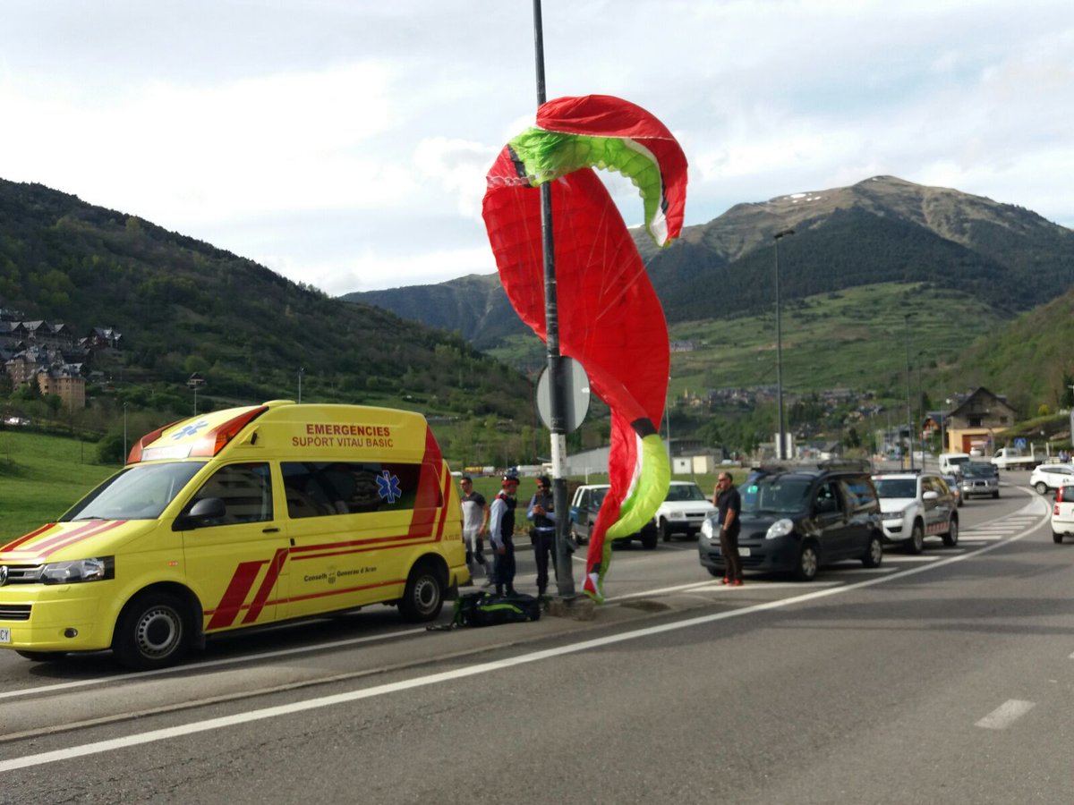 Un parapentista a chocat contra ua lantèrna ena Avenguda Josep Calbetò ena gessuda de #Vielha. Er esportista ei herit laugèr.