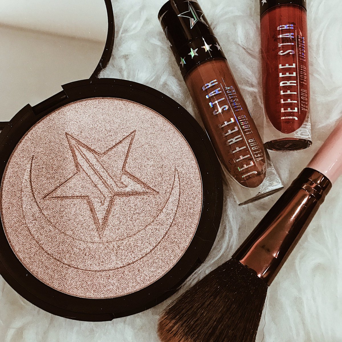 bleachedbebe's tweet image. Woohooo... greetings from Indonesia.. finally got my @JeffreeStar and @MannyMua733 collabbbbb yasssss 🌶✨🌙⭐️