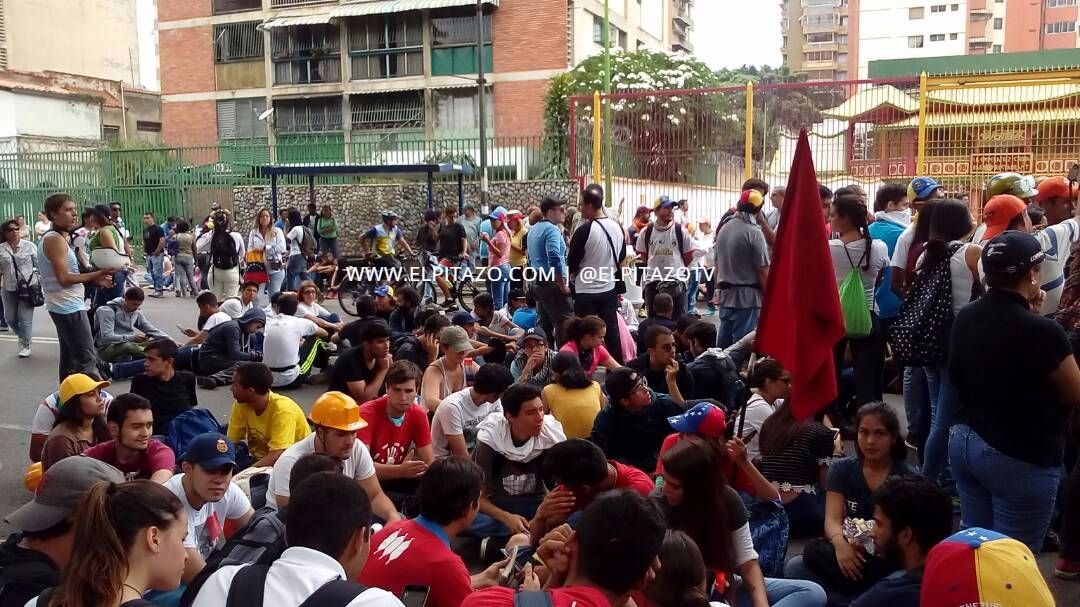 ElPitazoTV's tweet photo. 1:02 pm Algunos jóvenes deciden sentarse en la Av José Antonio Páez para demostrar que la protesta es pacífica #8May https://t.co/J2GuIiJw5v https://t.co/L8Siddjgya