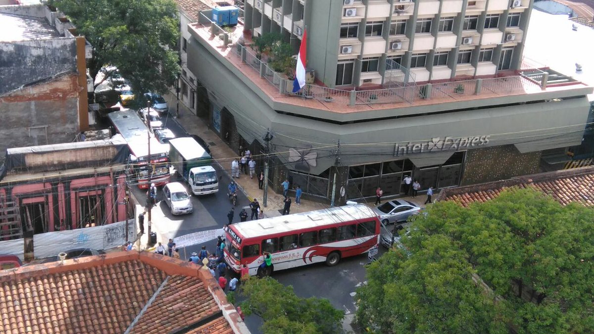 ABCCardinal's tweet photo. 📷Sindicato de la #linea14 se manifiesta sobre calles Herrera y Yegros. #730AM https://t.co/DNQSC7PPz0