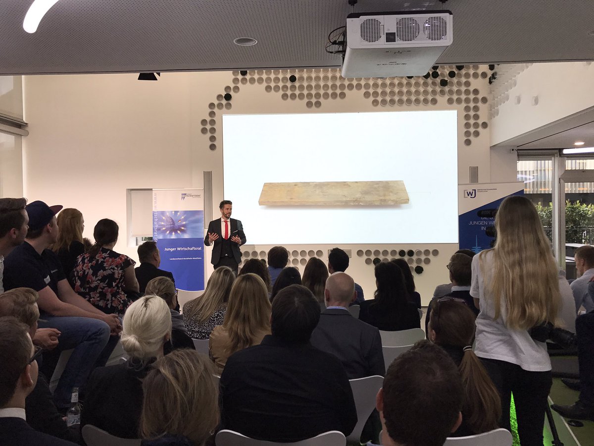 @felixthoennesse im Talk über Startups! #InVision #wrat