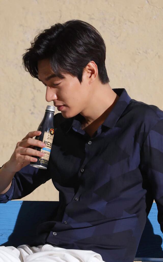 WeAreMinoz's tweet photo. [NEW] #LeeMinHo #이민호 for Georgia Gotica Coffee ⭐ 이민호, 입대 전 마지막 광고 촬영 ‘보내기 아쉬운 훤칠함’[포토엔] https://t.co/ZSwL7pBDgX https://t.co/Oaek5SIrCW