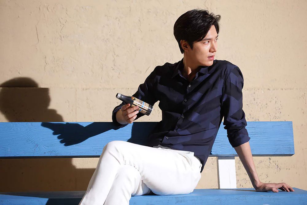 WeAreMinoz's tweet photo. [NEW] #LeeMinHo #이민호 for Georgia Gotica Coffee ⭐ 이민호, 입대 전 마지막 광고 촬영 ‘보내기 아쉬운 훤칠함’[포토엔] https://t.co/ZSwL7pBDgX https://t.co/Oaek5SIrCW