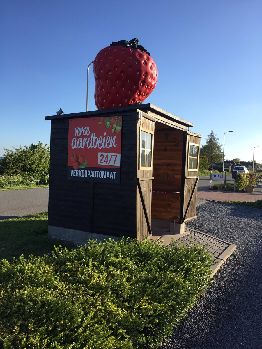 Gerrie867's tweet photo. Kan niet missen toch🤣🤣🤣 Avond van @gcijsseldelta over het project #Degroeneloper bij @kalteraardbeien https://t.co/GUCVRiFKFs