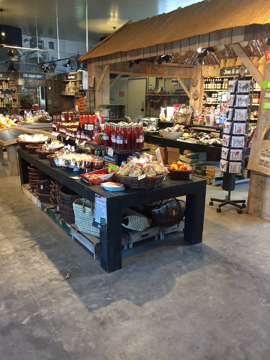 Gerrie867's tweet photo. En deze foto is binnen genomen in de winkel #DeMoestuin van @kalteraardbeien https://t.co/aHZl9voeI3