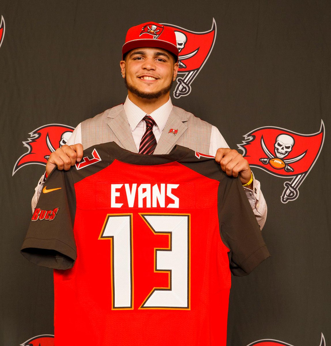 Buccaneers's tweet image. 3 Seasons, 3,578 Yards, 27 TDs! #SiegetheDay

On this day in 2014, @MikeEvans13_ became a Tampa Bay Buccaneer!