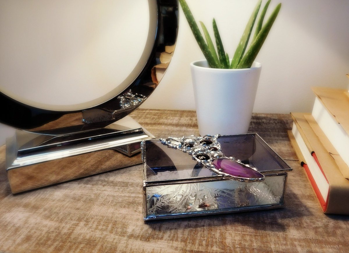 KBandaruk's tweet photo. customized colorful geode stained glass trinket jewelry box by GlassyEyedGals  https://t.co/mSTtQL5GWF  @Etsy #geodes #stainedglass https://t.co/sR31uGTAcB