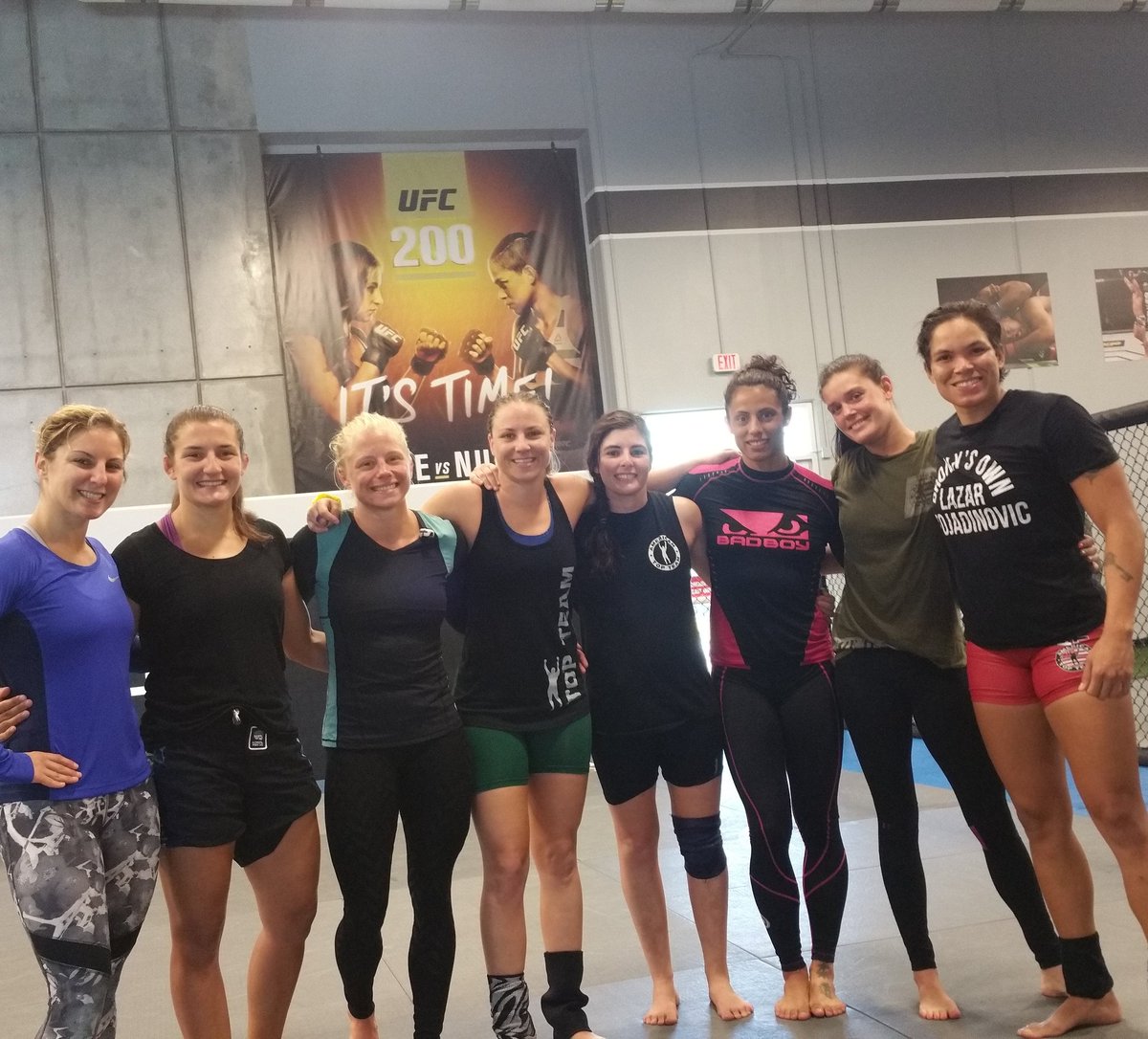 alexchambersmma's tweet photo. Women Crush Monday! Good start to the week with my ninjas 👸 @ufc @americantopteam @stevemocco #UFC #thankyou #mondaytrain #americantopteam https://t.co/5b26gnOzHC