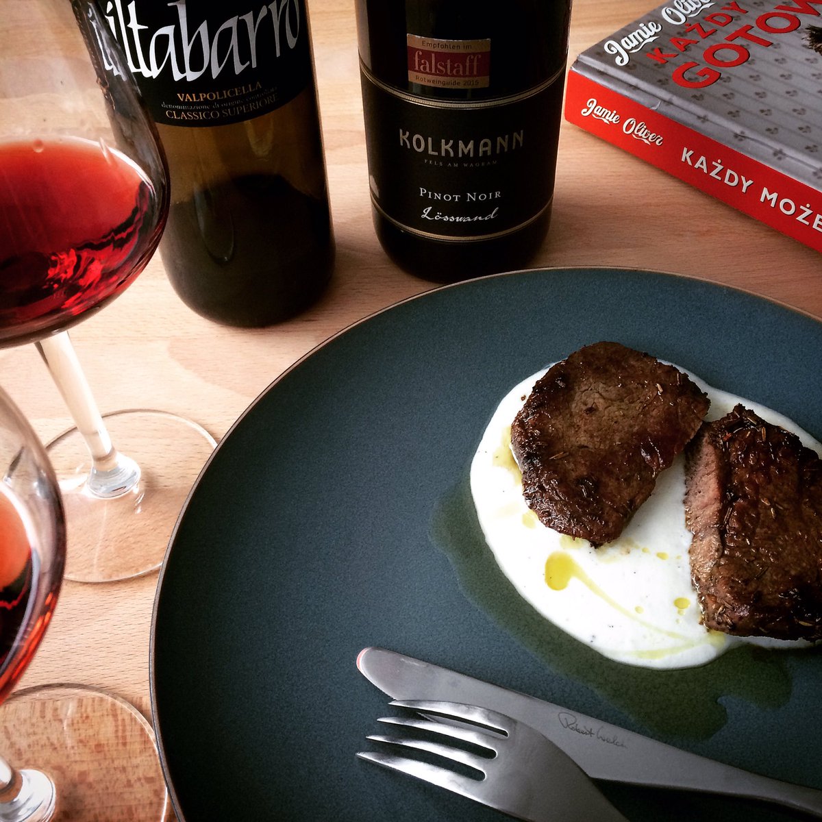 melechow's tweet photo. Zajęcia praktyczno techniczne: polędwica wg @jamieoliver, #Valpolicella #ValentinaCubi vs. #pinotnoir #Kolkmann. Ja w akcji 😛 #winelover https://t.co/8SqQjy7bDe